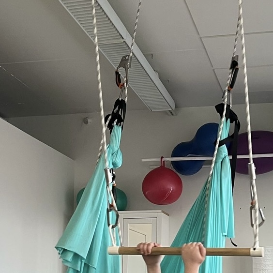 Vastaanottorilassa on sensomotorisia välineitä.