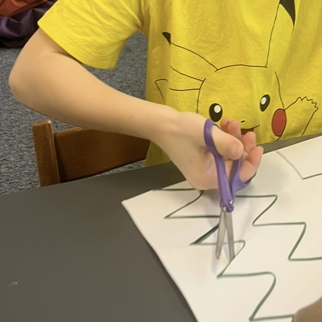 Välineillä hienomotoriikan harjoittelua ikätasoisesti.